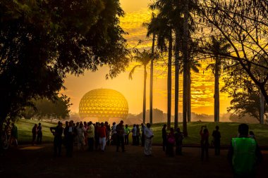 AUROVILLE, İndia - Şubat 2018. Matrimandir altın top binasının güzel bir günbatımı manzarası var. Maneviyat ve farklı yaşam tarzları için bir yer. Dünyanın her yerinde meşhur bir yer.