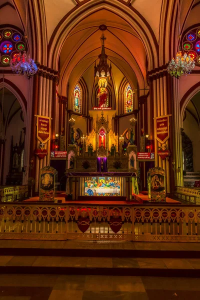 Interno Della Chiesa Decorativa Notte Belle Vetrate Vivaci Bella Atmosfera — Foto Stock