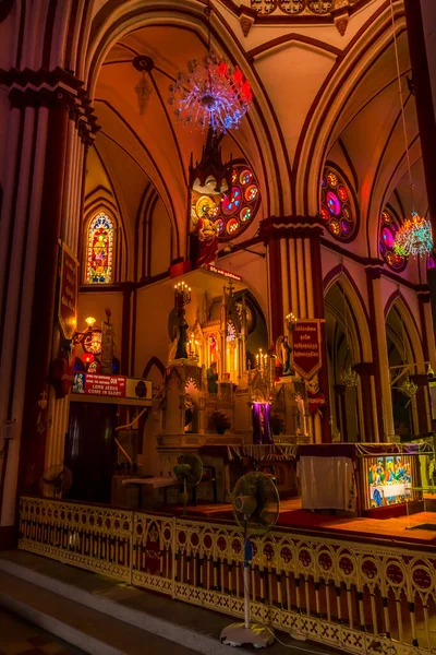Inredning Dekorativa Kyrkan Natten Fina Vibrerande Färgade Glasfönster Och Vacker — Stockfoto