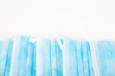 Bir demet mavi cerrah maskesi, covid 19 için kullanılır. Bulaşıcı virüse ve kirliliğe karşı. Beyaz arka plan. Boşluğu kopyala