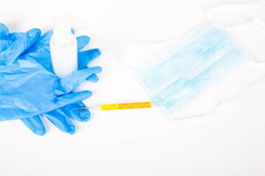 Mavi eldivenler beyaz arka planda el jeli maske termometresi. Coronavirüs dünya pandemisini durdurmak için her gidişinizde kullanacağınız set. Boşluğu kopyala