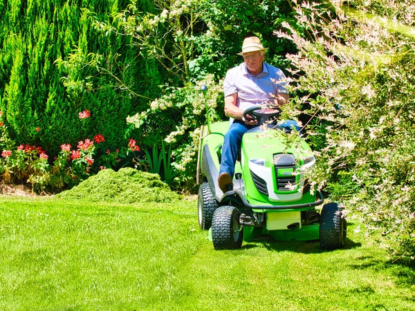 Senior Man Jaar Oud Rijdt Een Tractor Grasmaaier Tuin Met — Stockfoto