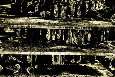 Hasarlı süpermarket cam plastik şişelerini kundaklama olayından sonra yoğun yangın felaketinin ardından yanan siyah molozlarla kapatıyoruz. Sigorta araştırması için bekleyen harabeler. Boyalı altın efekti dramatik atmosfer