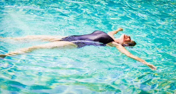 Vrouw Liggend Haar Rug Helder Water Tropisch Strand Mooi Volwassen — Stockfoto