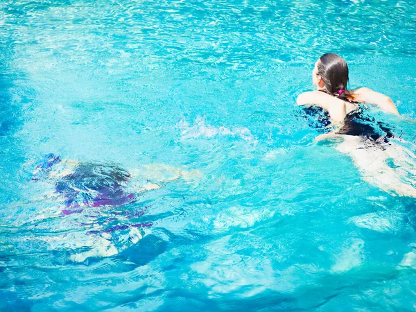 Fröhliche Reife Frau Entspannt Sich Schwimmbad Kristallklaren Wasser Mit Sommerlicht — Stockfoto