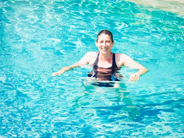 Mulher Madura Alegre Relaxando Piscina Água Cristalina Com Luz Verão — Fotografia de Stock