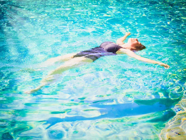 Vrouw Liggend Haar Rug Helder Water Tropisch Strand Mooi Volwassen — Stockfoto