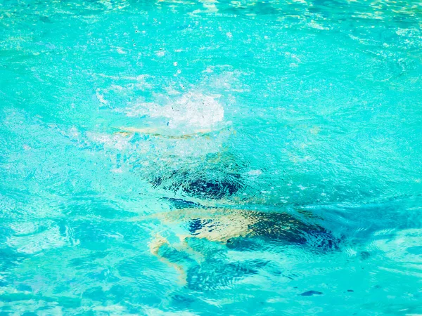 Reife Frau Schwimmt Wie Ein Dauphin Einem Tropischen Kristallklaren Türkisfarbenen — Stockfoto