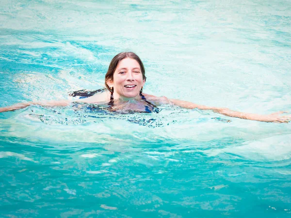 Fröhliche Reife Frau Entspannt Sich Schwimmbad Kristallklaren Wasser Mit Sommerlicht — Stockfoto