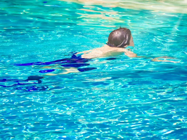 Fröhlicher Teenager Junge Schwimmt Kristallklaren Türkisfarbenen Wasser Zur Sommerzeit Bei — Stockfoto