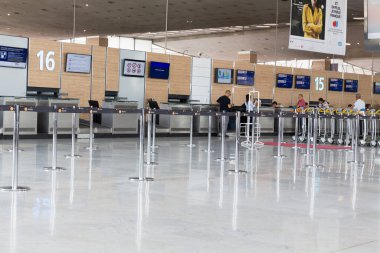 COVID-19 koronavirüs salgını sırasında boş uluslararası havaalanı kayıt gişeleri. İnsan yok. Özel havaalanı. Sivil havacılık gelirlerinin kaybı.