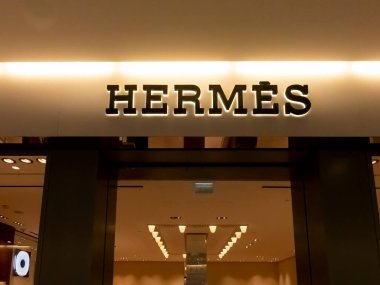PARIS, FRANCE Eylül 2020. Hermes, Paris Charles de Gaulle 'deki Uluslararası Havalimanı' ndan gümrüksüz kozmetik mağazalarından alışveriş yapıyor. LVMH Group 'a ait lüks Fransız markası