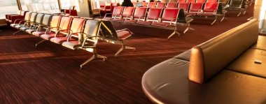 Uçuş iptal edildi. Corona havaalanındaki kalkış salonunda boş sandalyeler. Havayolu şirketleri Coronavirus salgını nedeniyle uçuşlarını iptal ettiler. Salgın virüsü COVID-19 Paris, Fransa