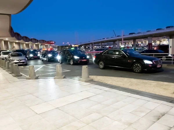 Париж Франция Июня 2020 Линия Такси Ждет Пассажира Перед Международным — стоковое фото