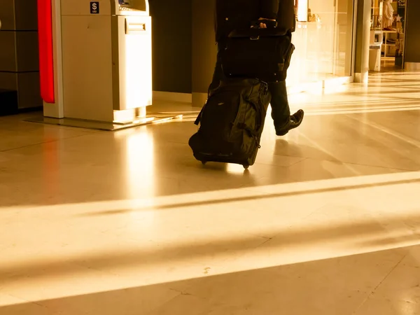 Homem Negócios Viajante Com Mala Viagem Bagagem Andando Aeroporto Terminal — Fotografia de Stock