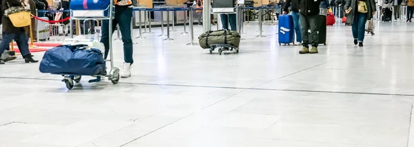 Kevés Utazó Utazási Bőrönd Poggyász Séta Repülőtéri Terminál Folyosón Sétálni — Stock Fotó