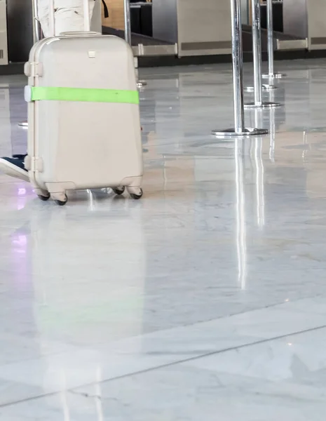 Mężczyzna Lub Kobieta Podróżnik Bagażu Walizki Podróży Spaceru Terminalu Lotniska — Zdjęcie stockowe