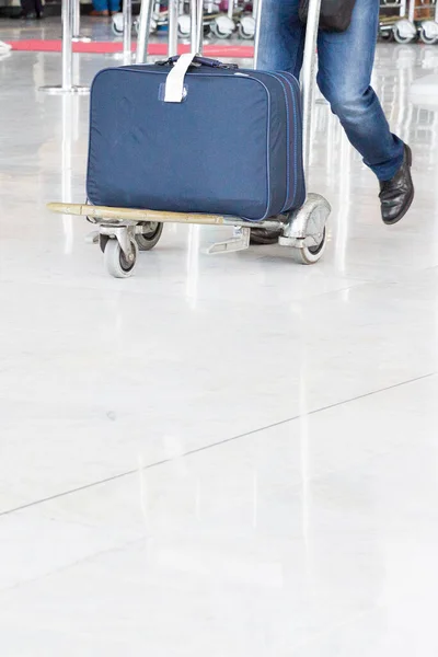 Άντρας Γυναίκα Ταξιδιώτη Ταξιδιωτικές Αποσκευές Πόδια Στο Αεροδρόμιο Τερματικό Διάδρομο — Φωτογραφία Αρχείου