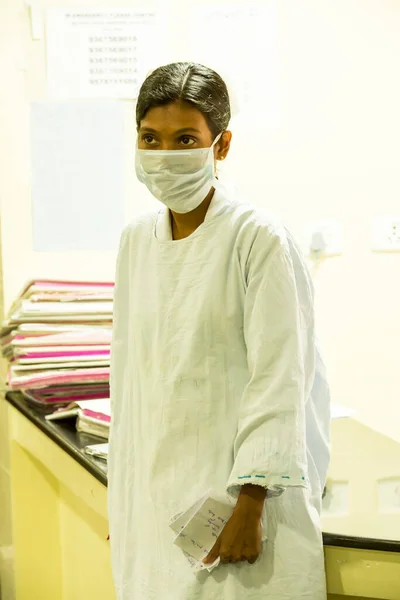 2020年3月 インド プドゥチェリー 病院の廊下に顔マスクを持つ看護師 コロナウイルスCovid19パンデミックの医療従事者 — ストック写真