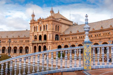 SEVILLE, SPAIN-HAZİRAN 2020 İspanya Meydanı, Plaza de Espana 'daki çeşmenin yanında yürüyen yok. Mağribi ve Rönesans 'ın yeniden doğuşu gibi. Coronavirüs yüzünden turist yok.