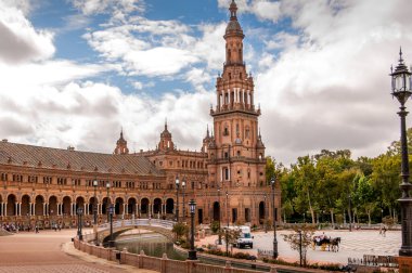 SEVILLE, SPAIN-HAZİRAN 2020 İspanya Meydanı, Plaza de Espana 'daki çeşmenin yanında yürüyen yok. Mağribi ve Rönesans 'ın yeniden doğuşu gibi. Coronavirüs yüzünden turist yok.