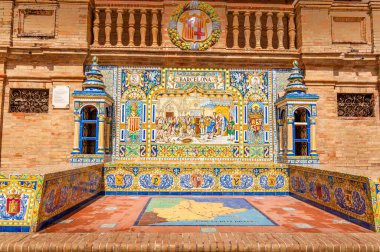 SEVILLE, İSPAN - Haziran 2020. Plaza de Espana, ünlü eski dekoratif seramik kulübesi. Madrid teması.