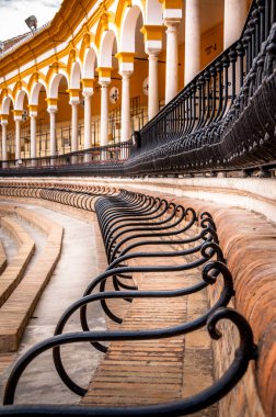 SEVILLE, İSPAN - Mart 2020. Toros de la Maestranza Plaza, içeride, Sevilla 'da. Boğaların eğlenmek için dövüştüğü bir yer. Geleneksel İspanya sporu.