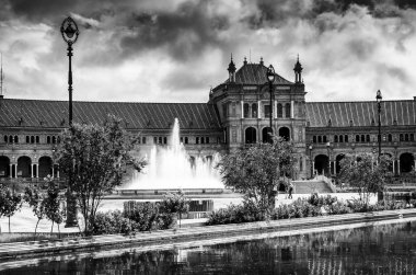 SEVILLA, SPAIN - Haziran 2020 Sevilla 'daki İspanya Meydanı Plaza de Espana' nın geniş açılı Panorama 'sı, kanal, göl, çeşme, kuleler ve binanın ana girişi üzerinde köprüler. Mağribi ve Rönesans canlandırması örneği.