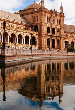 SEVILLA, İSPA - Haziran 2020. Muhteşem Plaza de Espana. Komşu kanaldaki saray binalarının su yansıması. İspanya 'nın en önemli turistik yerlerinden biri. Bölgesel mimari.