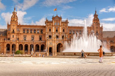 SEVILLE, İSPAN - Haziran 2020. İspanya Meydanı, Plaza de Espana 'da çeşmenin yanında yürüyen birkaç kişi var. Mağribi ve Rönesans 'ın yeniden doğuşu gibi. Coronavirüs yüzünden turist yok.
