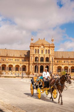 SEVILLE, İSPAN - Haziran 2020. İspanya Meydanı 'ndaki Plaza de Espana at arabasında turist gezintisi. 1929' daki İbero-Amerikan Sergisi için Anibal Gonzalez tarafından tasarlandı. Coronavirüs yüzünden müşteri yok.