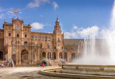 SEVILLE, SPAIN-HAZİRAN 2020 İspanya Meydanı, Plaza de Espana 'daki çeşmenin yanında yürüyen yok. Mağribi ve Rönesans 'ın yeniden doğuşu gibi. Coronavirüs yüzünden turist yok.