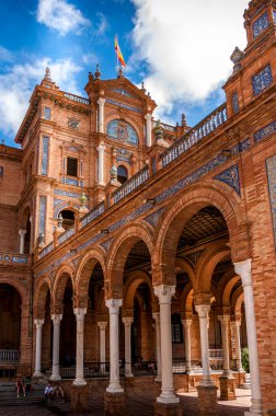 SEVILLE, İSPAN - Haziran 2020. İspanyol meydanında turist yok, Plaza de Espana, Sevilla 'da güzel bir yaz gününde, kemerli güzel bir barok Arap mimarisi..