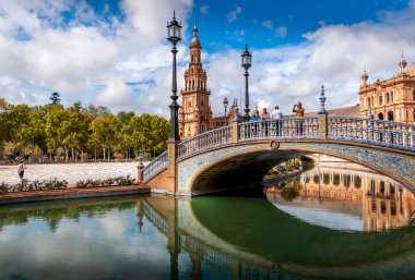 SEVILLA, İSPA - Haziran 2020. Muhteşem Plaza de Espana. Komşu kanaldaki saray binalarının su yansıması. İspanya 'nın en önemli turistik yerlerinden biri. Bölgesel mimari.