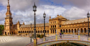 SEVILLE, SPAIN-HAZİRAN 2020 İspanya Meydanı, Plaza de Espana 'daki çeşmenin yanında yürüyen yok. Mağribi ve Rönesans 'ın yeniden doğuşu gibi. Coronavirüs yüzünden turist yok.