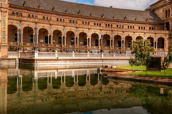 Sevila スペイン 6月Circa 2020 エスパーニャ広場の素晴らしい 隣接する運河上の宮殿の建物の水の反射 スペインの主要な観光スポットの一つ 地域主義建築 — ストック写真