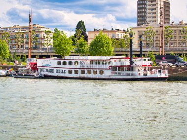 ROUEN, FRANCE 8 HAZİRAN 2019. Seine Nehri 'ndeki Rouen rıhtımındaki en büyük yelkenli sergisi. Dünyanın en büyük yelkenli ve fırkateyn gemisi için uluslararası toplantı..