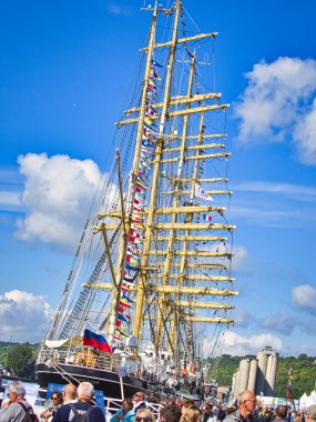 ROUEN, FRANCE 8 HAZİRAN 2019. Donanma rıhtımından manzara, Seine Nehri 'ndeki Rouen' deki en iyi yelkenliler. Dünyanın en büyük yelkenli ve fırkateyn gemisi için uluslararası toplantı..