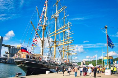 ROUEN, FRANCE 8 HAZİRAN 2019. Donanma rıhtımından manzara, Seine Nehri 'ndeki Rouen' deki en iyi yelkenliler. Dünyanın en büyük yelkenli ve fırkateyn gemisi için uluslararası toplantı..