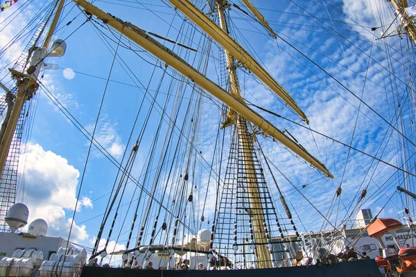 フランス ルーアン 2019年6月8日 アーマダ展のドックからのポイントビュー セーヌ川のルーアンで最大の帆船 世界最大の古いスクーナーやフリゲート艦のための国際会議 — ストック写真