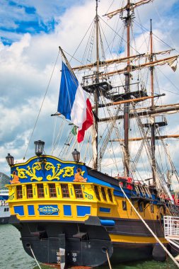 ROUEN, FRANCE - June Circa, 2019. Etoile du Roy, üç direkli altıncı sınıf bir firkateyn, savaş gemisi Armada sergisi için Seine nehrine demirlemiş. 1745 model fırkateynin ahşap kopyası. Adı The Grand Turk, Saint Malo merkezli.
