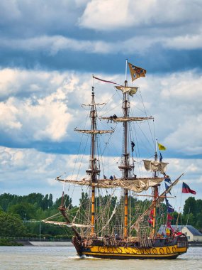 ROUEN, FRANCE - June Circa, 2019. Etoile du Roy, üç direkli altıncı sınıf bir firkateyn, savaş gemisi Armada sergisi için Seine nehrine demirlemiş. 1745 model fırkateynin ahşap kopyası. Adı The Grand Turk, Saint Malo merkezli.
