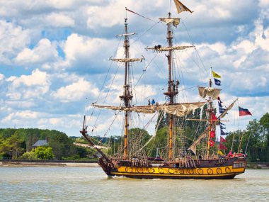 ROUEN, FRANCE - June Circa, 2019. Etoile du Roy, üç direkli altıncı sınıf bir firkateyn, savaş gemisi Armada sergisi için Seine nehrine demirlemiş. 1745 model fırkateynin ahşap kopyası. Adı The Grand Turk, Saint Malo merkezli.