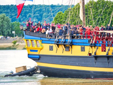 ROUEN, FRANCE - June Circa, 2019. Üç direkli, altıncı sınıf bir firkateyn olan Etoile du Roy 'un bir parçası. Donanma sergisi için Seine nehrine demirlemiş bir savaş gemisi. 1745 model fırkateynin ahşap kopyası. Adı The Grand Turk, Saint Malo merkezli.