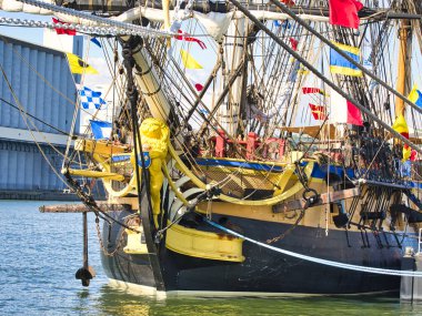 ROUEN, FRANCE - June Circa, 2019. Hermione 'nin üç direkli yelkenlisi, Seine nehrinde çok eski bir Fransız gemisi, Donanma 2019 için. Korsan kıyafetleri giymiş kimliği belirsiz insanlarla..