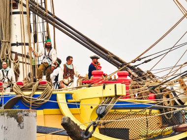 ROUEN, FRANCE - June Circa, 2019. Hermione 'nin üç direkli yelkenlisi, Seine nehrinde çok eski bir Fransız gemisi, Donanma 2019 için. Korsan kıyafetleri giymiş kimliği belirsiz insanlarla..