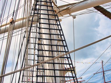 Vintage yelkenli gemi direği halat ve olta takımı, uzun gemi direği direği, mavi gökyüzü arka planı