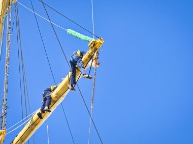 Vintage yelkenli gemi direği halat ve olta takımı, uzun gemi direği direği, mavi gökyüzü arka planı
