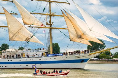 ROUEN, FRANCE - June Circa, 2019. Fransa 'daki Donanma Sergisi için Seine Nehri' ndeki üç direkli yelkenli MIR teknesinin bir parçası. Denizcilerin kaptanı için Rus eğitim gemisi. Sovyet ayıklığı