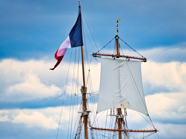 ヴィンテージセーリング船マストロープとタックル 背の高い船のリギングマストの詳細 青い空の背景 — ストック写真